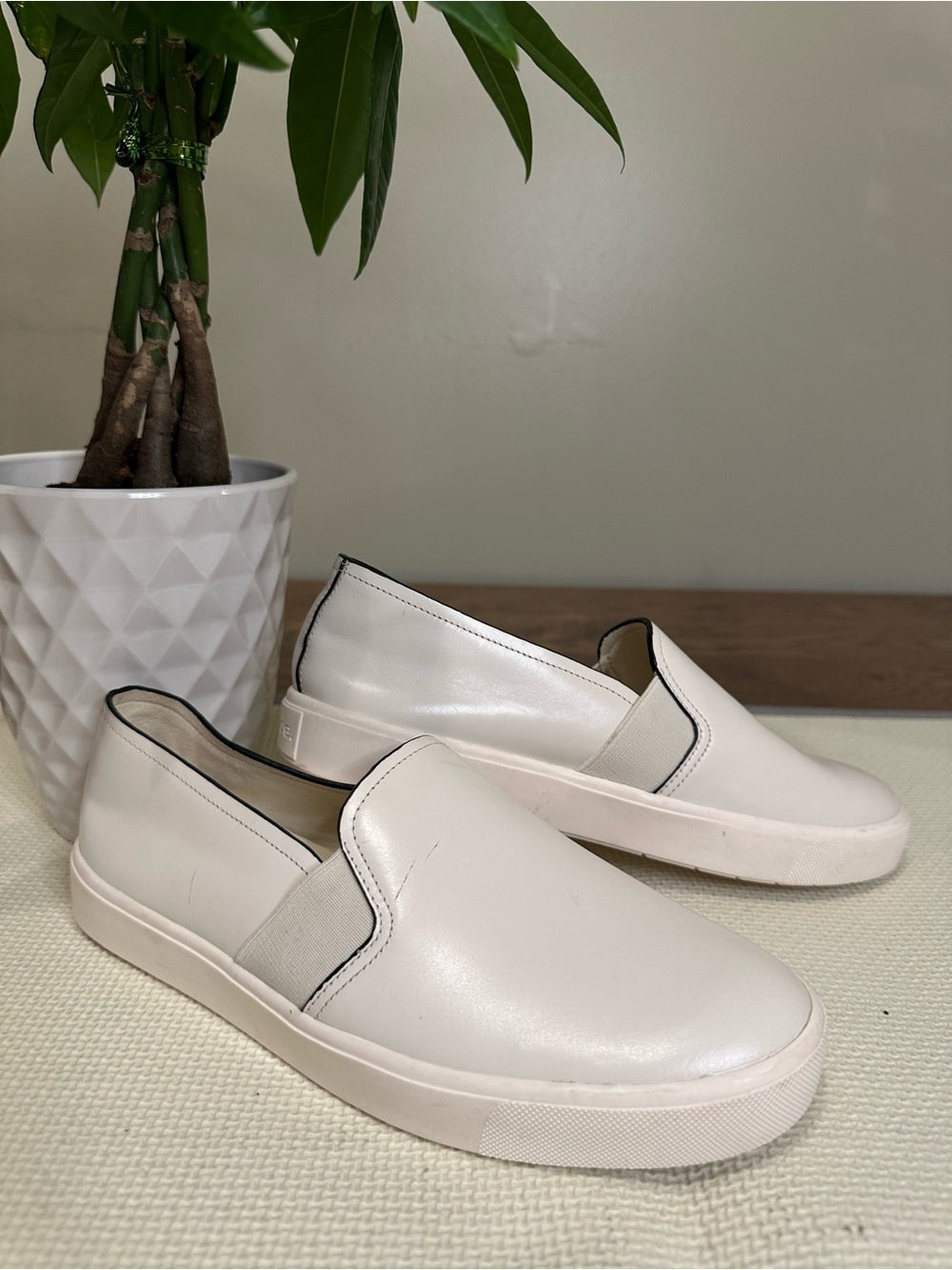 Vince Women's Blair II Leather Slip-On Sneakers White with Black Trim Size 6